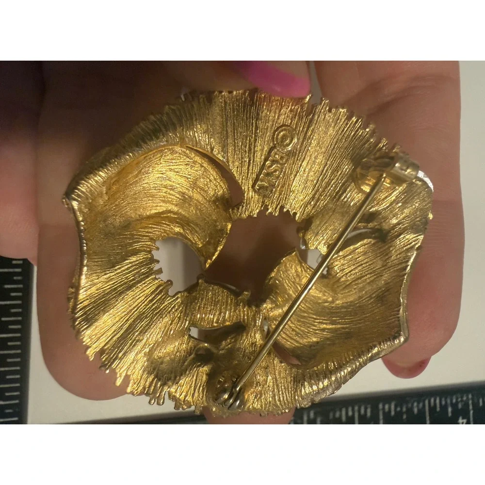 BSK Vintage Gold Tone Textured Wreath Brooch Faux Pearl Teardrop Accents